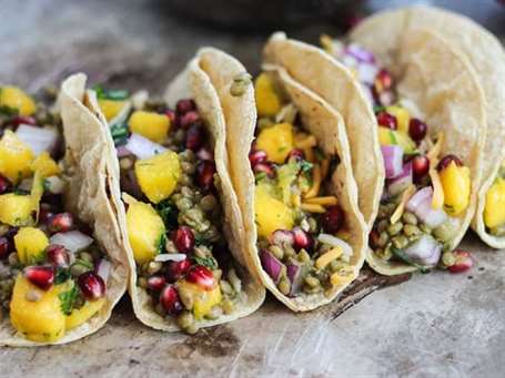 Salsa verde tacos đậu lăng với pico lựu xoài