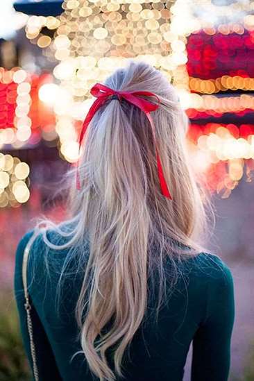 Kiểu tóc Giáng sinh ruy băng đỏ