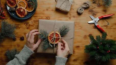 How to wrap a christmas gift with citruses