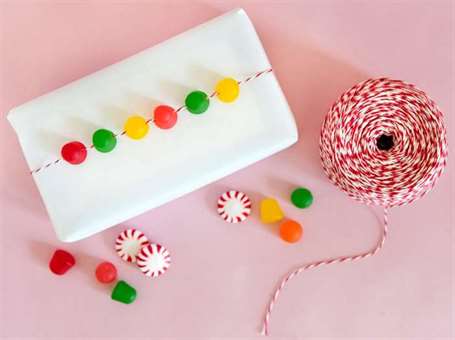 Ý tưởng gói quà Giáng sinh - Vòng hoa kẹo cao su 