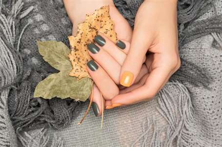 Thiết kế móng tay màu xanh lá cây và vàng long lanh Thiết kế móng tay mùa thu đơn giản