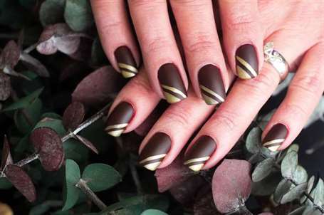 Dark burgundy and gold manicure thanksgiving nail colors