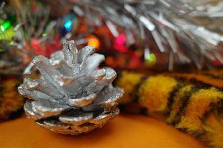 Homemade christmas decorations pine cones with glitter