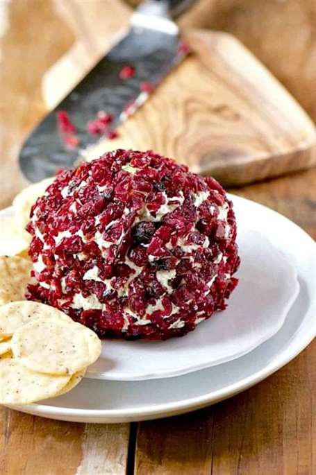 Sage and Gouda Vegan Cheeseball - Món ăn Tiệc Giáng sinh