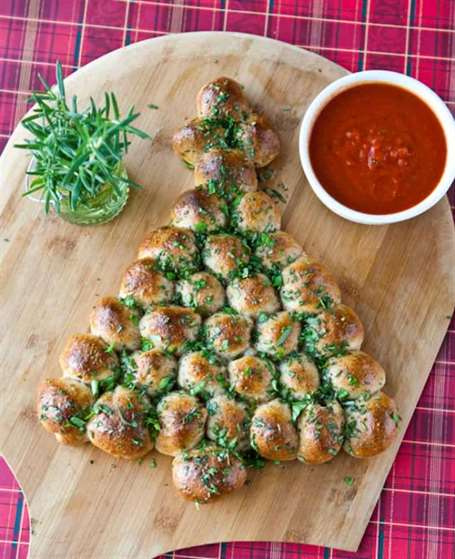 Christmas Pull-Apart Bread with Marinara - Tiệc Buffet Ý Tưởng Đồ Ăn Cho Bữa Tiệc Giáng Sinh