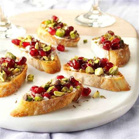 Pomegranate Pistachio Crostini - Món ăn cho bữa tiệc Giáng sinh