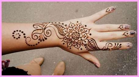 Henna đơn giản: Tiết kiệm thời gian vẫn lung linh với những họa tiết henna đơn giản. Chỉ cần một ít thời gian và chút tinh tế, bạn sẽ sở hữu ngay những bức hình đẹp mắt. Hãy cùng xem qua hình ảnh này để tìm cảm hứng cho phong cách mới nhé.
