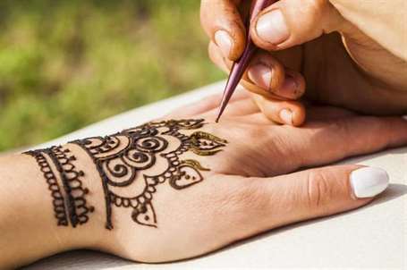 Henna tay hình xăm ren