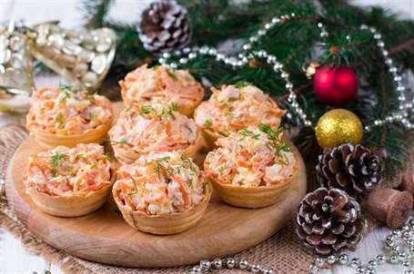 Tartlets với salad đĩa khai vị giáng sinh