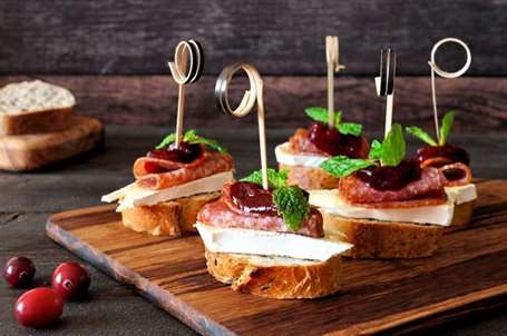 Thịt xiên Crostini với xúc xích Ý, rượu brie và món khai vị cho ngày lễ