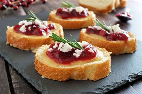 Món khai vị Crostini với rượu brie, feta, sốt nam việt quất & hương thảo món khai vị giáng sinh dễ dàng