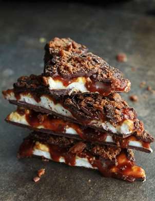 Whisky, Caramel và Marshmallow Bacon Bark - Món quà Giáng sinh cho Bố