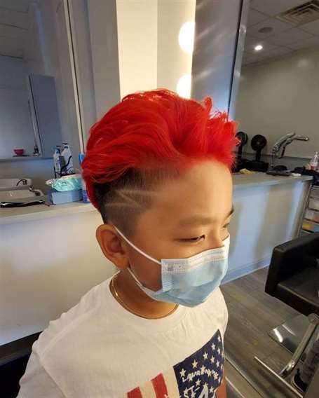 Cắt tóc cho bé trai màu đỏ