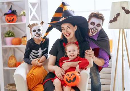 Trang phục halloween gia đình với ma cà rồng em bé