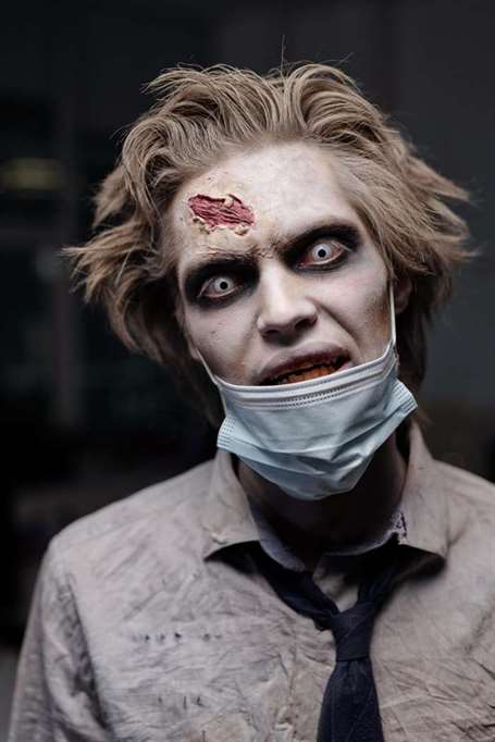 Zombie với mặt nạ bảo vệ halloween sơn mặt