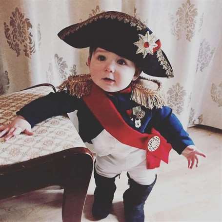 Tự làm cậu bé tập đi halloween trang phục napoleon