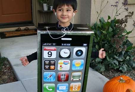 Ý tưởng trang phục Halloween cho trẻ mới biết đi: iPhone