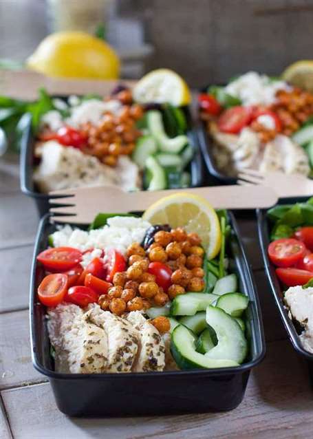 Chuẩn bị bữa ăn salad kiểu Hy Lạp