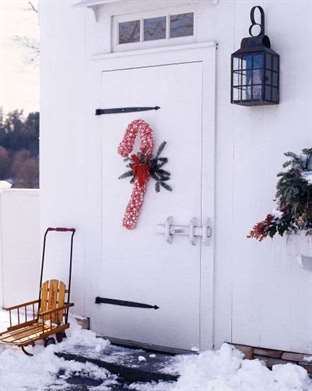 Candy Cane Wreath - Trang trí Giáng sinh ở Sân trước