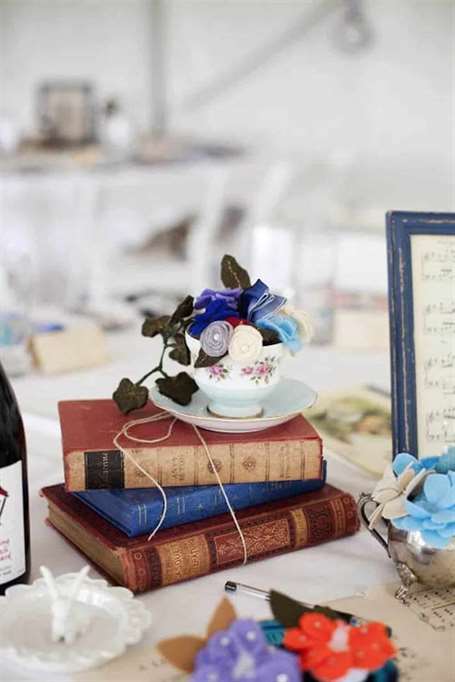 Tách trà và sách trung tâm tiệc cưới