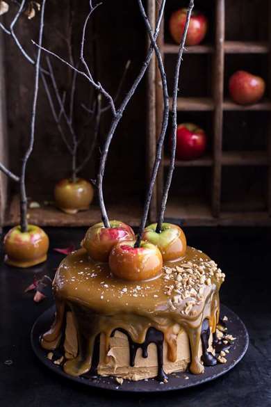 Salted Caramel Apple Snickers Cake - Công thức món tráng miệng Lễ Tạ ơn