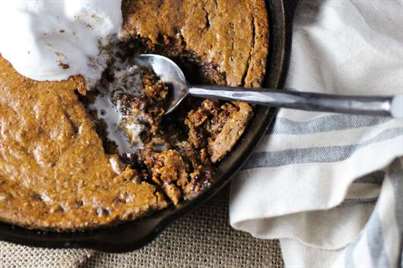 Skillet Pumpkin Chocolate Chip Cookie - Món tráng miệng Lễ Tạ ơn cho trẻ em