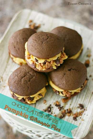 Chocolate Toffee Pumpkin Whoopie Pies - Ý tưởng tráng miệng Lễ Tạ ơn