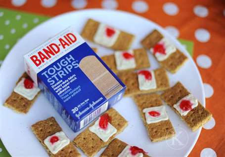 Band-Aids - Món ăn Halloween dễ dàng