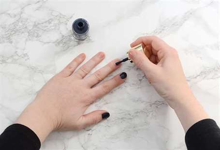 Hướng dẫn làm móng Galaxy nails bước 2