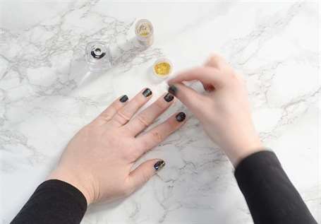 Hướng dẫn làm móng Galaxy nails bước 6