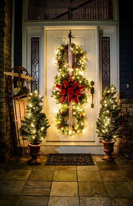 Ý tưởng trang trí cửa Giáng sinh ba vòng hoa thắp sáng 
