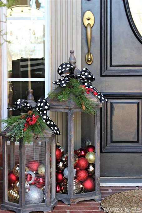 Đèn lồng đầy trang trí - Trang trí Giáng sinh trước cửa