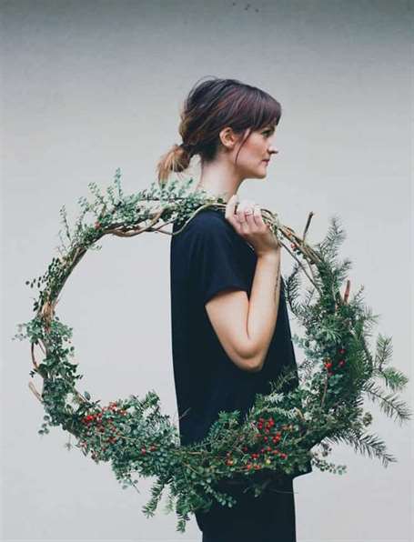 Ý tưởng trang trí cửa Giáng sinh bằng vòng hoa tự nhiên