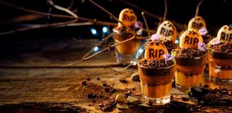 Nghĩa trang cốc mousse sô cô la món khai vị bữa tiệc halloween