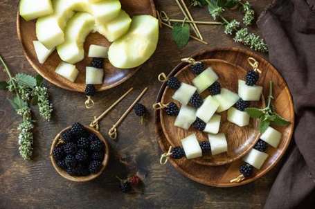 Melon berry canapes ý tưởng khai vị halloween