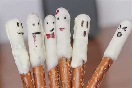 Bánh Pretzel dính ma dễ dàng khai vị halloween