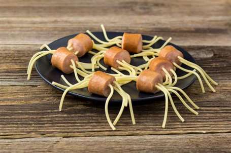 Nhện spaghetti xúc xích buffet đồ ăn tiệc halloween