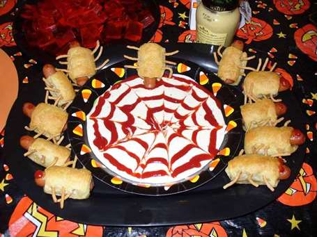 Thức ăn Tiệc Halloween tự chọn - Nhện cuộn xúc xích