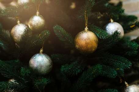 Trang trí cây thông Noel bằng bạc và vàng