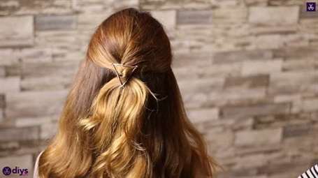 Kiểu tóc updo cho tóc gợn sóng 1