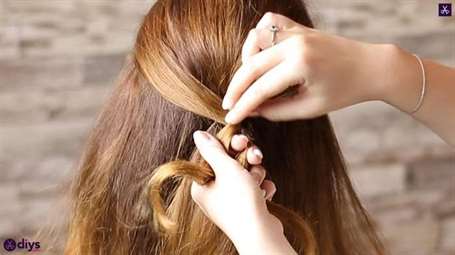 Kiểu tóc updo dành cho tóc gợn sóng 30