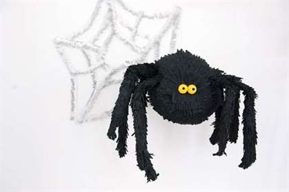 Nhện Pinata làm vật trang trí Halloween trong nhà