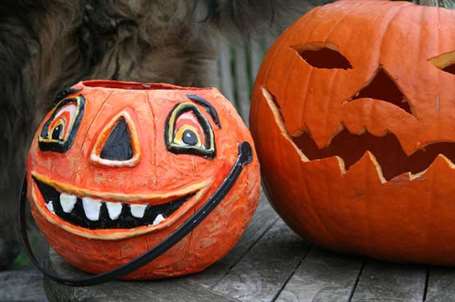 Halloween bí ngô vẽ trên vạc 