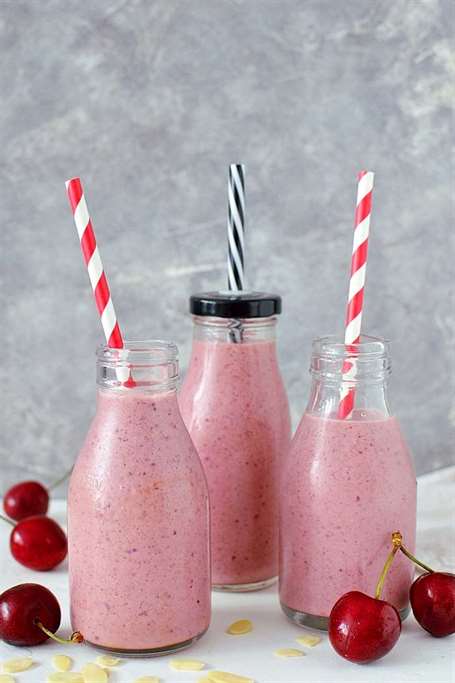 Cherry Bakewell tart smoothie - món tart cổ điển của Anh ở dạng smoothie tốt cho sức khỏe!