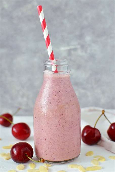 Cherry Bakewell tart smoothie - món tart cổ điển của Anh ở dạng smoothie tốt cho sức khỏe!