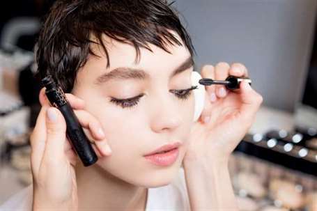 Mascara đậm, nhiều lớp