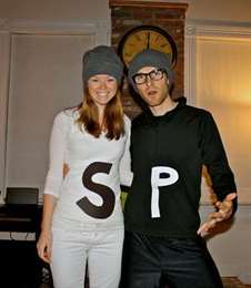 Trang phục Halloween cặp đôi tự làm bằng muối & tiêu