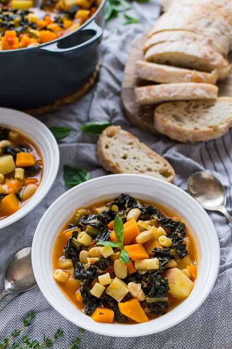 Súp minestrone mùa thu - một món súp thuần chay thịnh soạn, đầy ắp, hoàn hảo cho những tháng lạnh hơn.