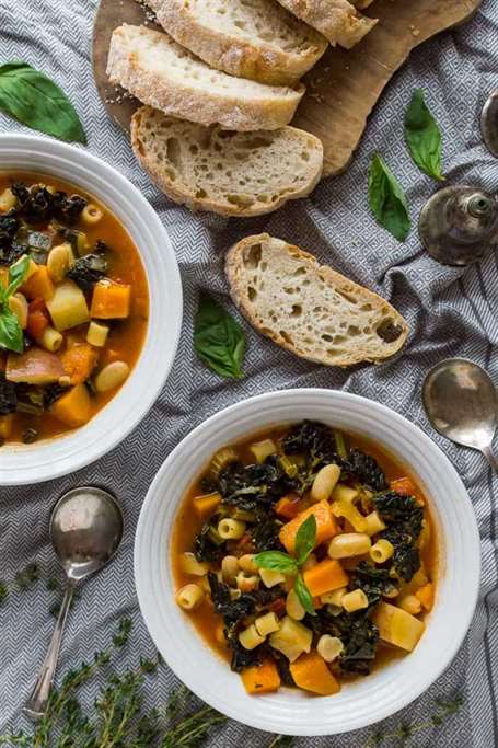 Súp minestrone mùa thu - một món súp thuần chay thịnh soạn, đầy ắp, hoàn hảo cho những tháng lạnh hơn.