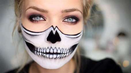 Trang điểm Halloween Half Skull